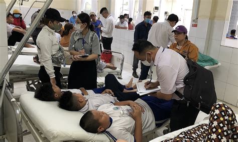 Nhiều học sinh ở Nha Trang nghi bị ngộ độc thực phẩm.